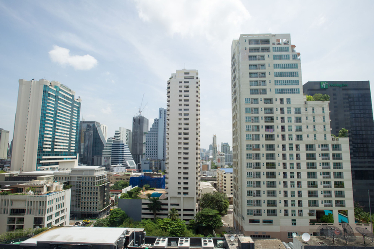 Exterior & Views 13