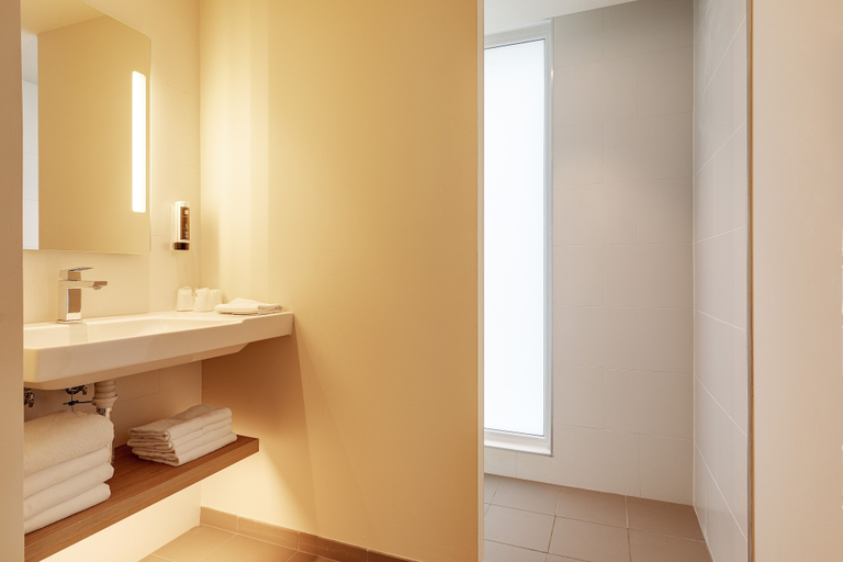 Bathroom 5, B&B HOTEL Lille Lillenium Eurasanté, Nord