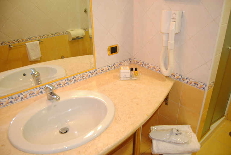 Bathroom 5, Hotel Futura Centro Congressi, Napoli