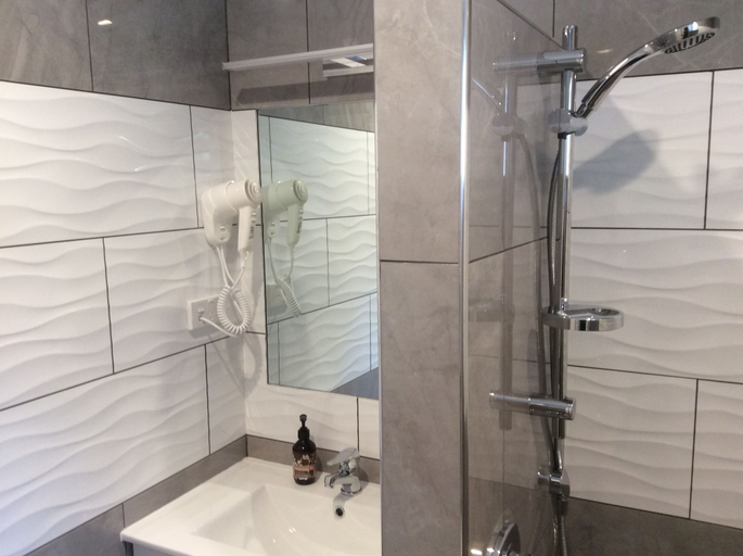 Bathroom 4, BigSky Motels, Waitaki