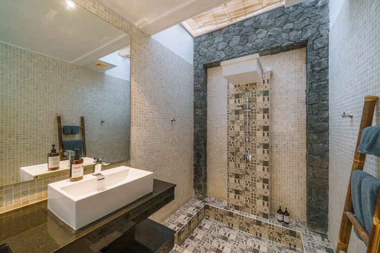 Bathroom 4, Villa Yasmee: Cozy and Modern 2 BR w/ Pool in Seminyak !, Badung