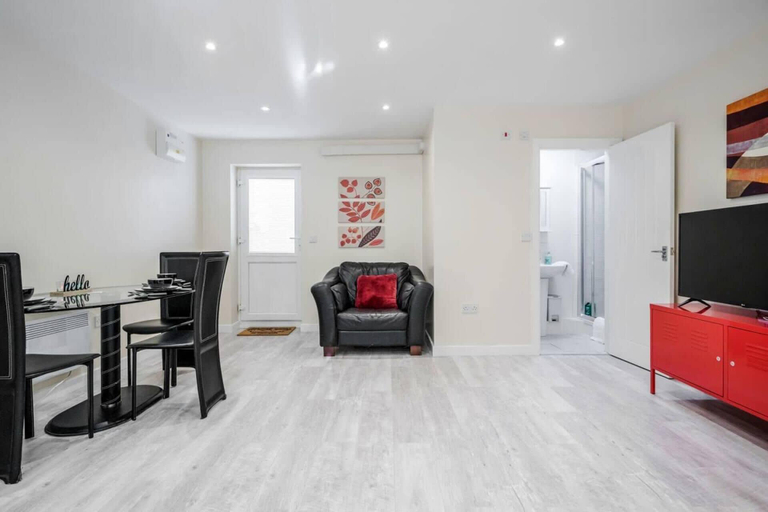 Others 5, Cosy 2BR Maisonette Near Hospital & Stations, Bedfordshire