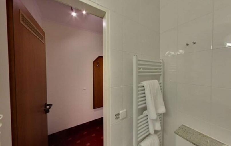 Bathroom 4, Hotel Diamant, Pinneberg