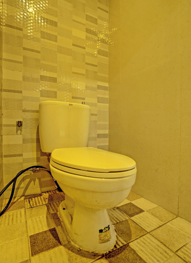 Bathroom 3, Super OYO Capital O 92633 Spring Hotel Gubeng, Surabaya