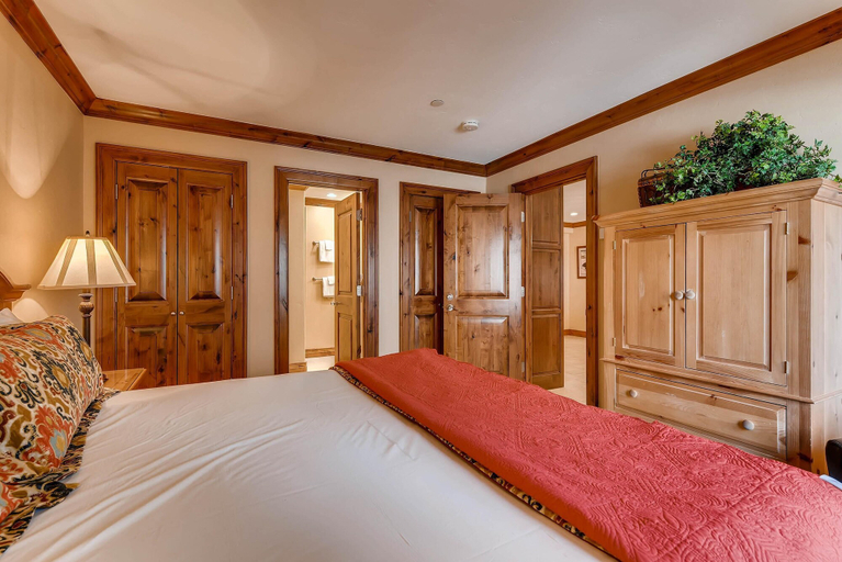 Room 3, Westwind 201 2BD 2BA Platinum Condo in Lionshead Village, Eagle