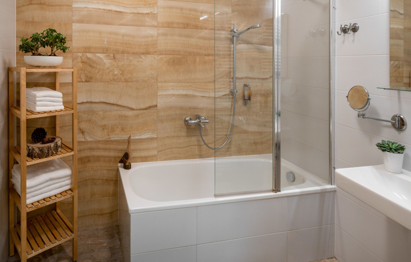 Bathroom 4, 4 Trees Apartments by Adrez Living, Praha 7