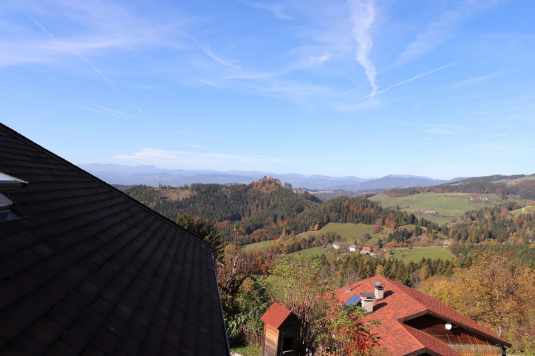 Exterior & Views 4