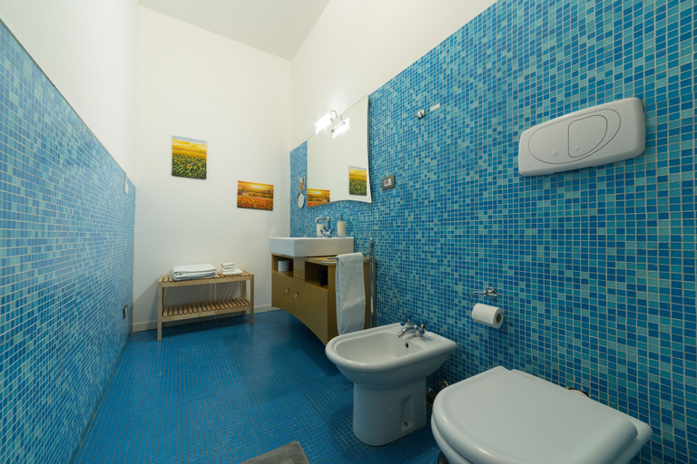 Bathroom 5, Catania Inn, Catania