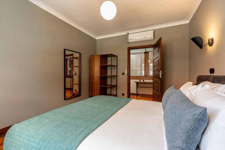 Room 2, Santa Catarina 1D in Oporto, Porto