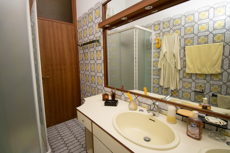 Bathroom 3, Villa Lydia, Brescia