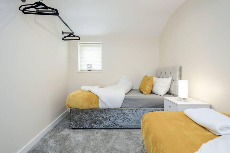Bedroom 3, Cosy 2BR Maisonette Near Hospital & Stations, Bedfordshire