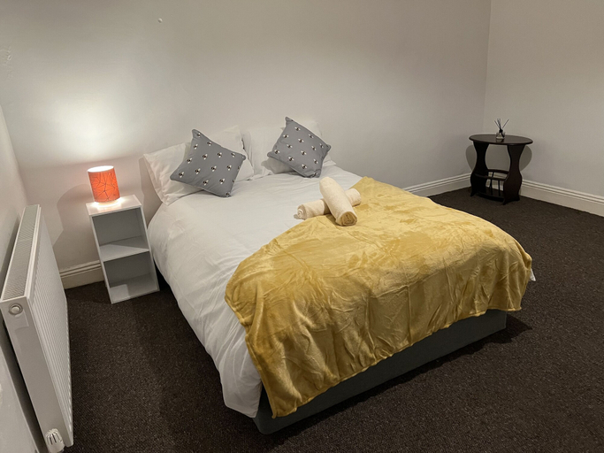 Room 5, Guesthouse-2br-parking-wifi-toiletriesprovided, Durham