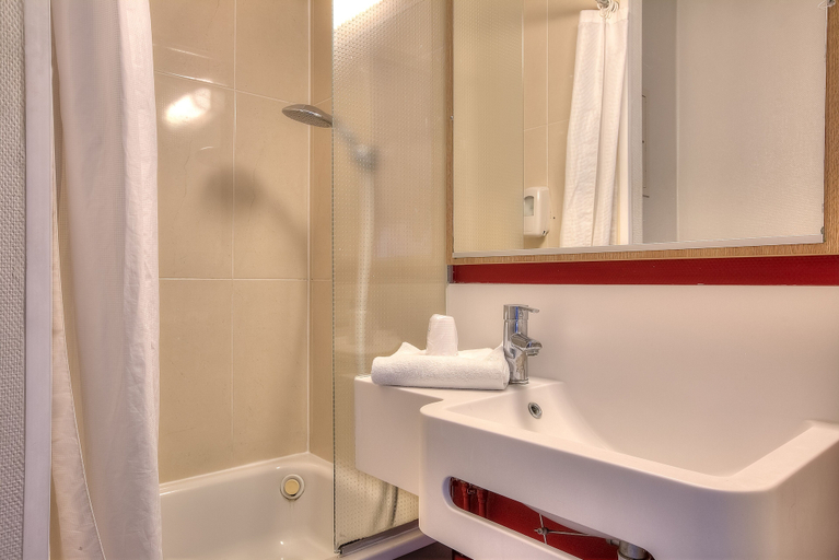 Bathroom 4, B&B HOTEL Villeneuve-Loubet Village, Alpes-Maritimes