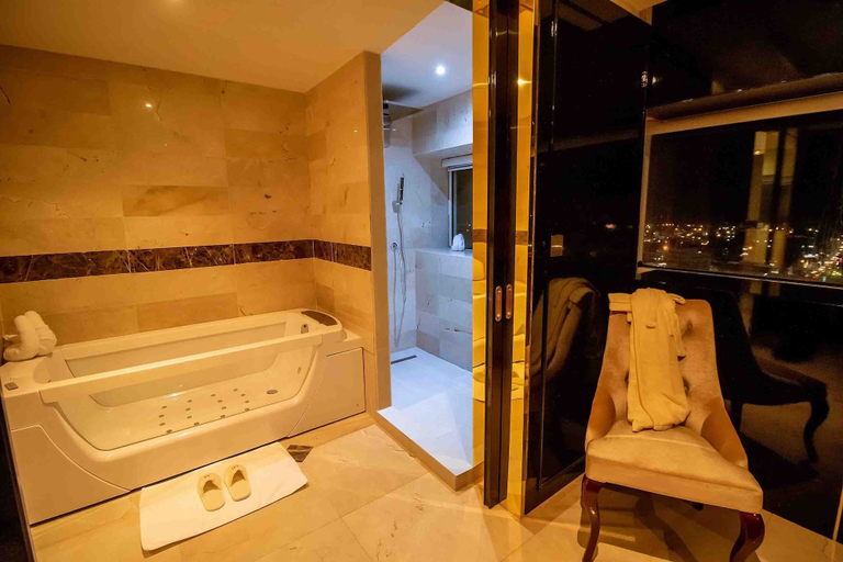 Bathroom 5, Number One Oxford Street Hotel & Suites, Accra