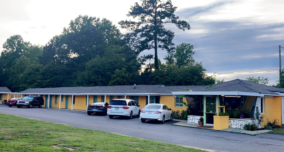 Exterior & Views 2, Lamplighter Inn, Talladega