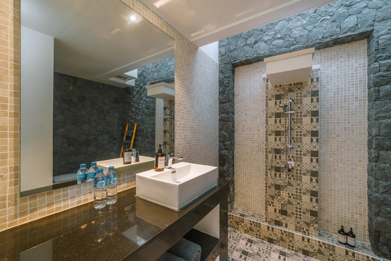 Bathroom 4, Villa Yasmee: Cozy and Modern 2 BR w/ Pool in Seminyak !, Badung