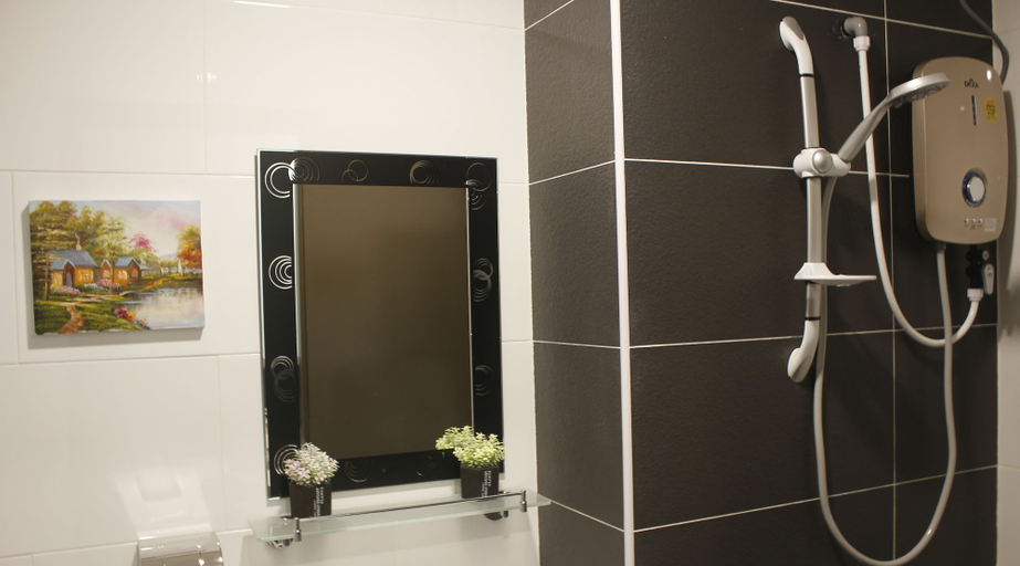 Bathroom 4, H2H London House, Kinta