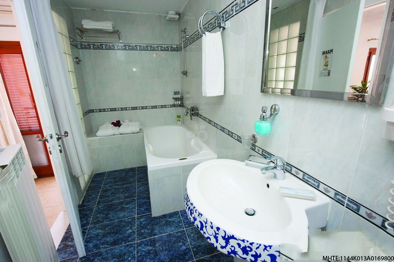 Bathroom 4, Theoxenia Caldera Hotel, South Aegean