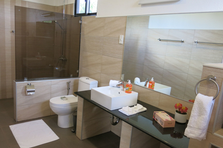 Bathroom 4, Alona's Coral Garden Resort, Panglao