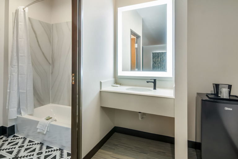 Bathroom 4, Scottish Inns, Tarrant