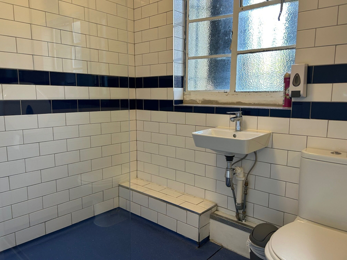 Bathroom 5, Cricketers Hostel, London