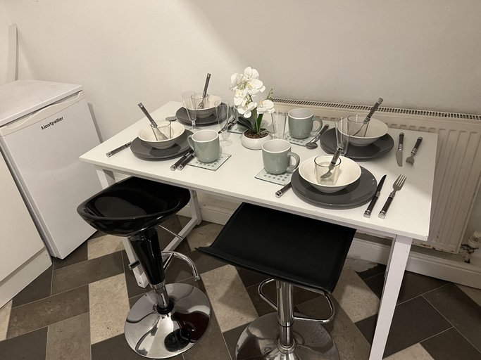 Dining, Guesthouse-2br-parking-wifi-toiletriesprovided, Durham