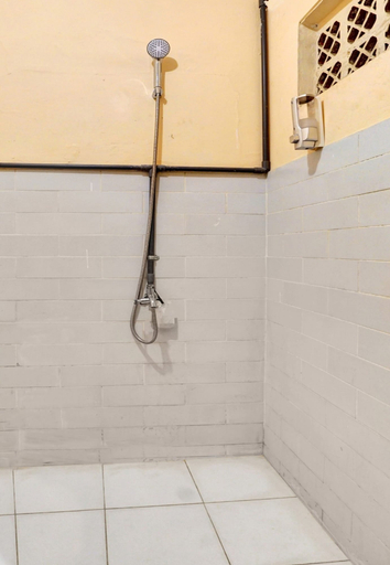 Bathroom 3, Hotel O Btc Guest House Syariah, Malang