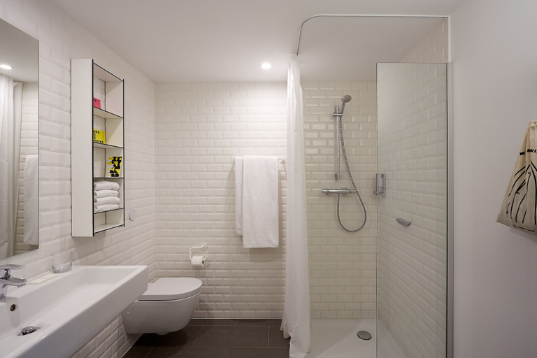 Bathroom 5, The Social Hub Paris La Defense, Hauts-de-Seine