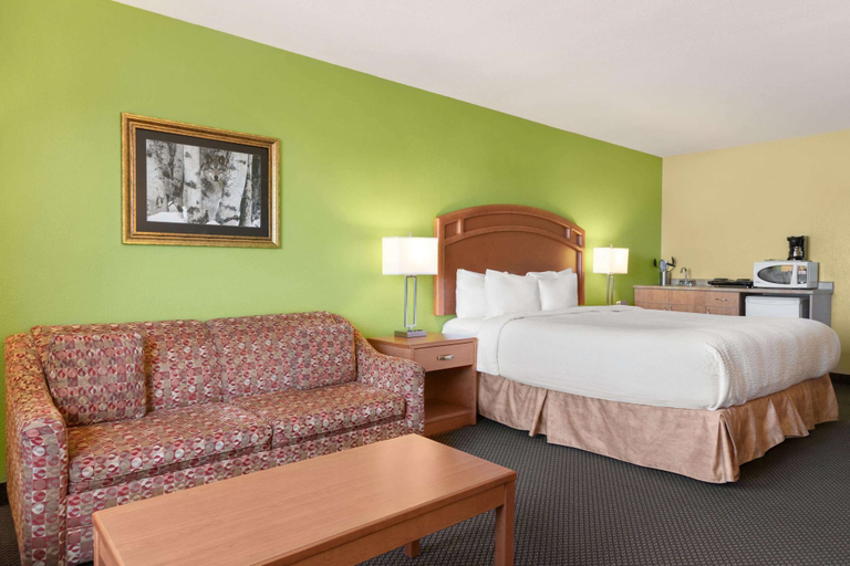 Bedroom 4, Days Inn & Suites by Wyndham Thompson, Division No. 22