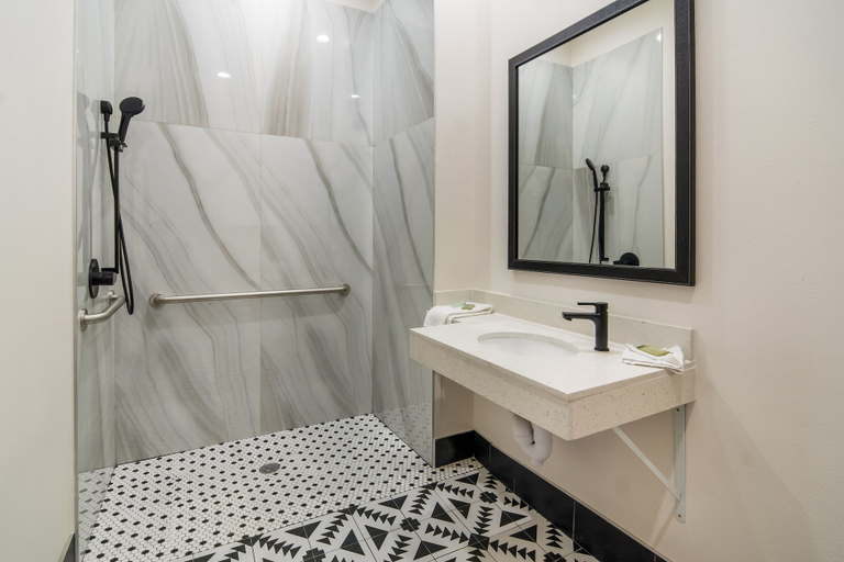 Bathroom 4, Scottish Inns, Tarrant