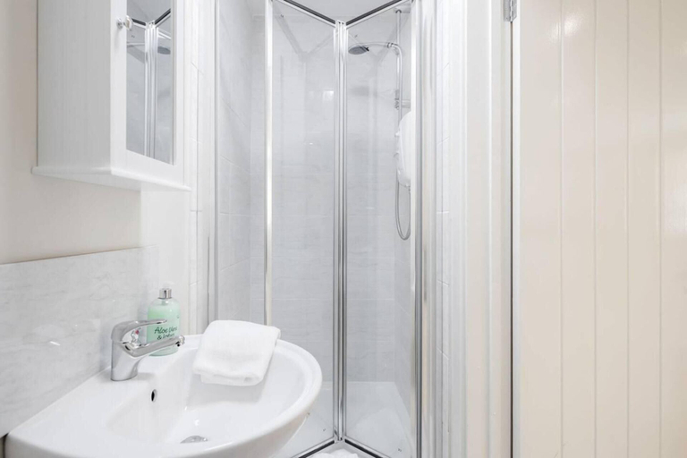 Bathroom 4, Cosy 2BR Maisonette Near Hospital & Stations, Bedfordshire