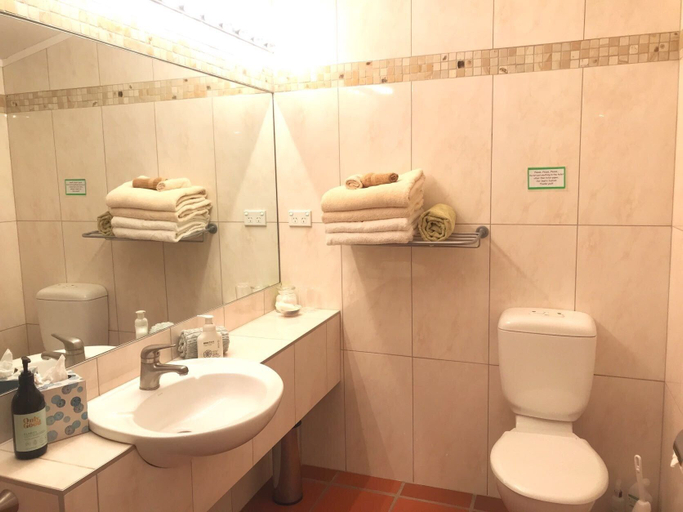 Bathroom 5, Coastal Chalet Suites, Far North