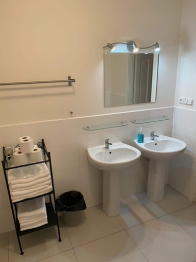 Bathroom 4, 3 Bed Flat - Sleeps 10 - Pets - Smoking on Terrace, Praha 5