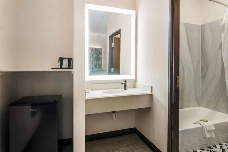 Bathroom 5, Scottish Inns, Tarrant