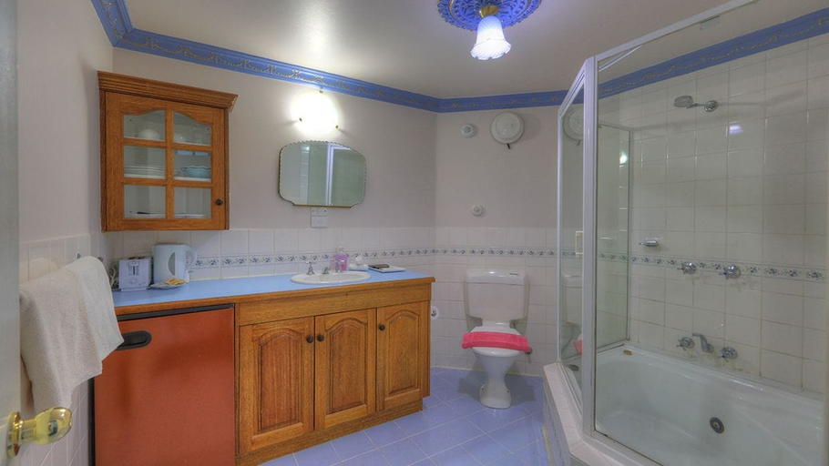 Bathroom 3, Hatchers Richmond Manor, Clarence
