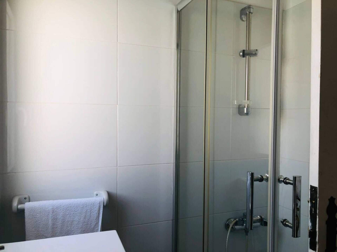 Bathroom, Remarkable 3-bed House in Albufeira, Albufeira