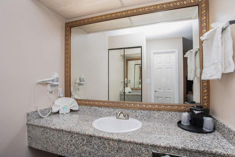 Bathroom 5, Stanford Inn & Suites Anaheim, Orange
