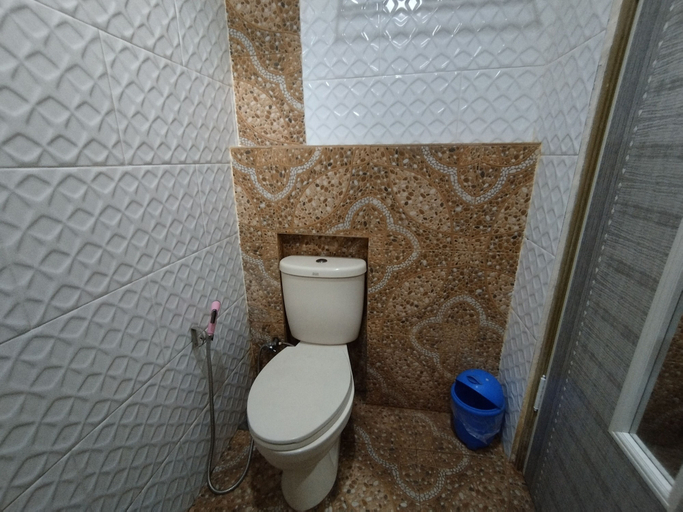 Bathroom, Hotel O My Kost Syariah, Jember