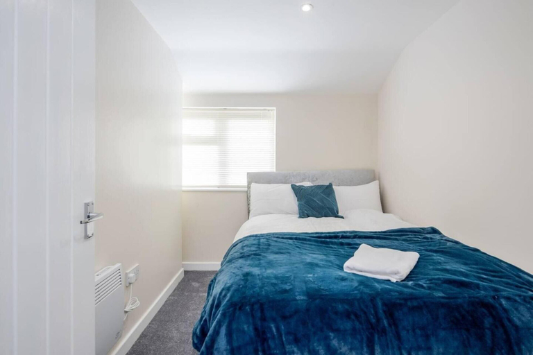 Bedroom 2, Cosy 2BR Maisonette Near Hospital & Stations, Bedfordshire