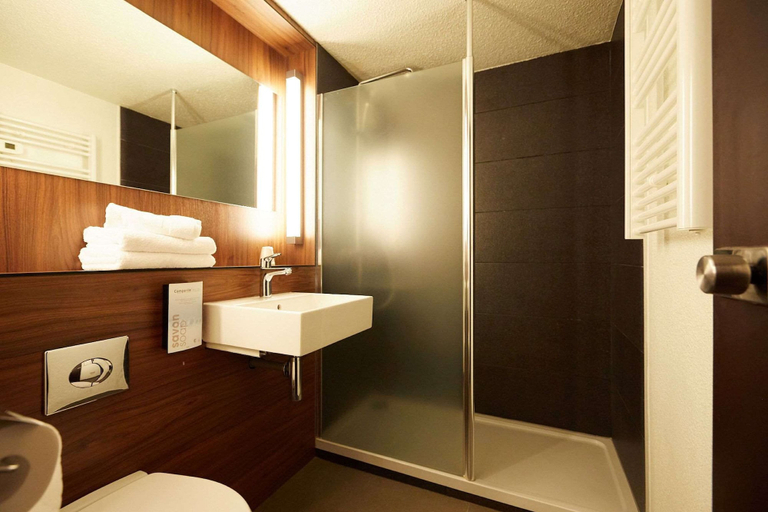 Bathroom 4, Campanile Pau, Pyrénées-Atlantiques