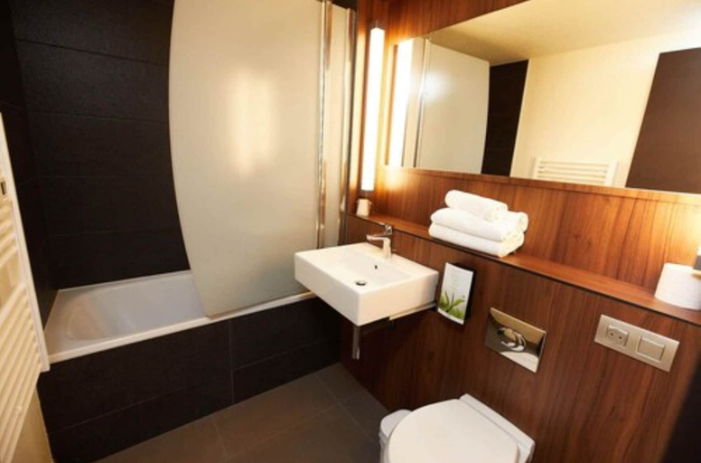 Bathroom 4, Campanile Pau, Pyrénées-Atlantiques