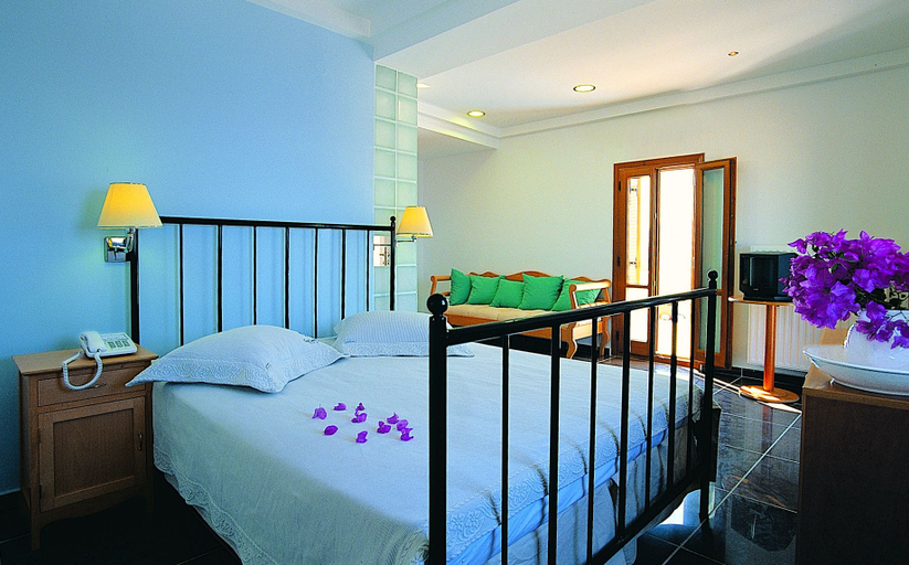 Bedroom 3, Theoxenia Caldera Hotel, South Aegean