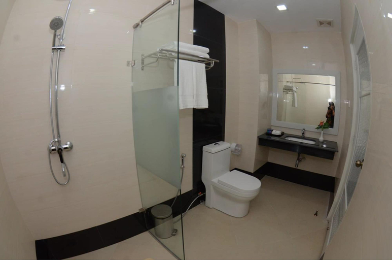 Bathroom, Hotel Htein Thar Taunggyi, Taunggye