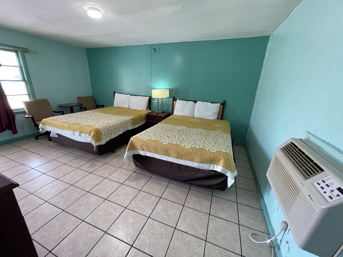 Bedroom 5, Lamplighter Inn, Talladega