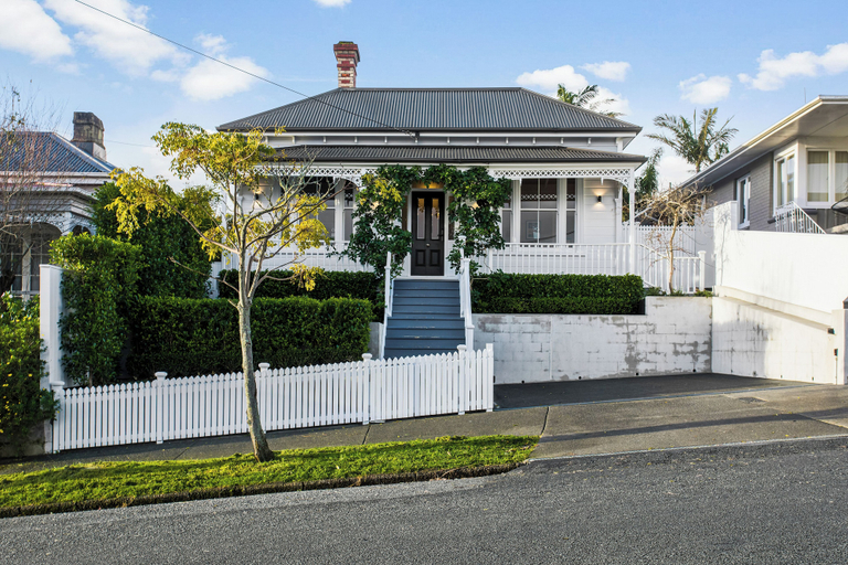 Exterior & Views 2, Timeless Executive Family Home - Spa, Waitakere