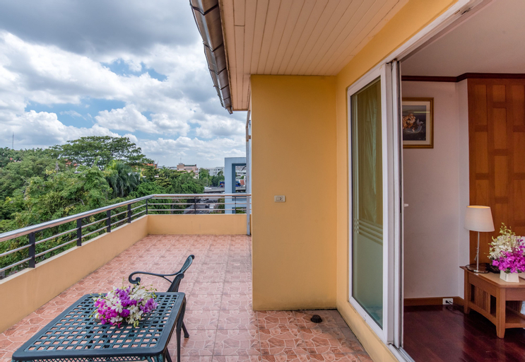 Exterior & Views 16