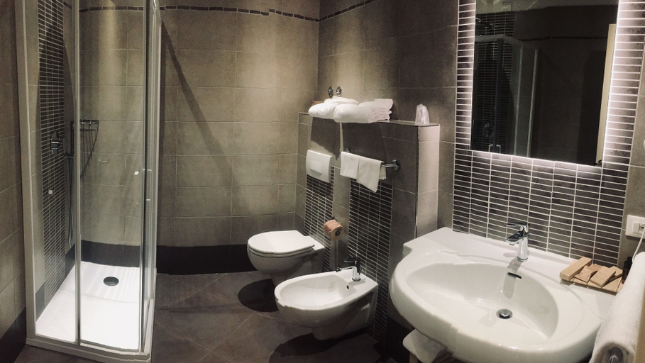 Bathroom 5, Hotel Cristallo, Perugia