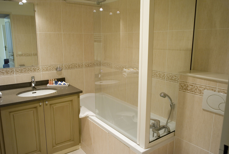 Bathroom,  La Closerie – SPA & Résidence Hôtel, Calvados
