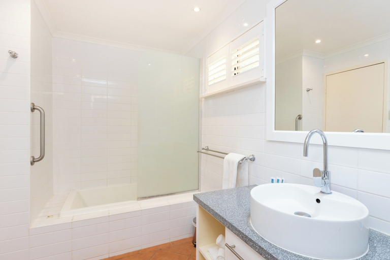Bathroom 5, Seashells Broome, Broome