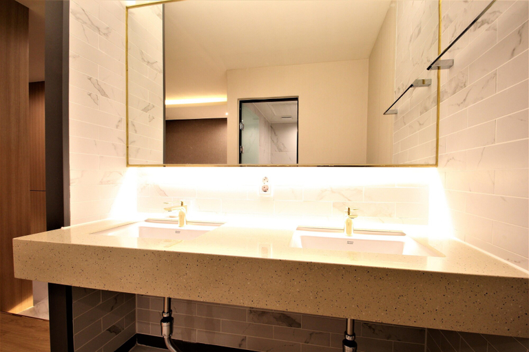 Bathroom 4, Hotel Prima, Sasang